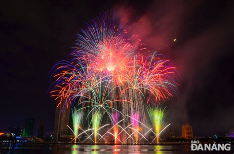 Brazilian team's spectacular fireworks display dazzles audience - Da Nang Today - News - eNewspaper