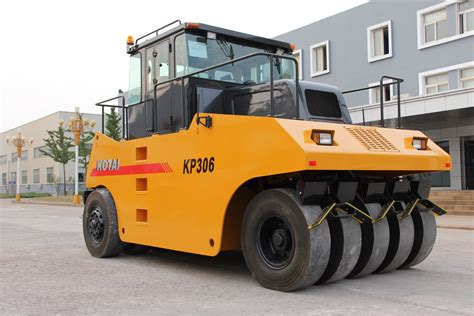 Pneumatic Rubber Tire Static Road Roller Hydraulic Type Capacity 26 Ton - Road Roller and Compactor