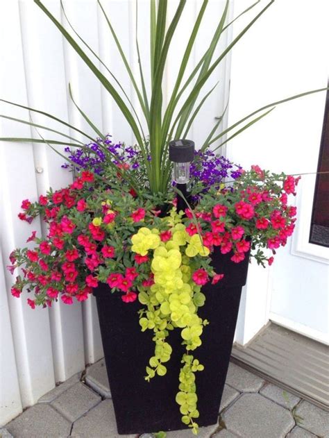 Impressive Summer Planter Design Ideas For Front Yard Decoration 18 | Potted plants patio ...