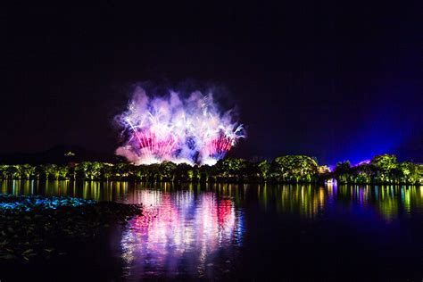 Fireworks light up West Lake in Hangzhou[1]- Chinadaily.com.cn