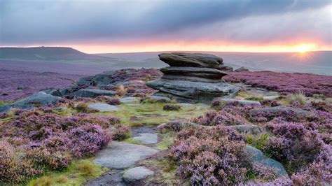 Sunrise at Over Owler Tor above Surprise View in the Peak District ...