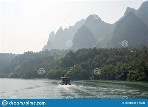 Boat on Li River Cruise and Karst Formation Mountain Landscape in Guilin 库存图片 - 图片 包括有 åœ°æ, å ...