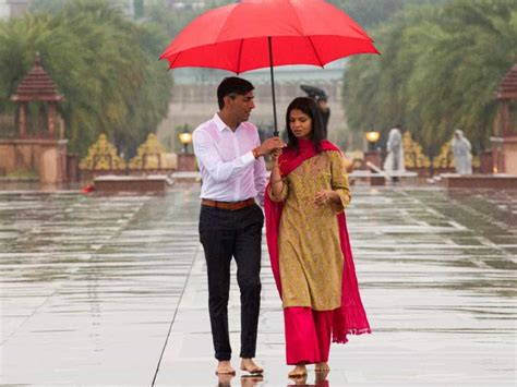 Rishi Sunak, wife Akshata's ‘Pyar Hua Ikrar Hua’ moment in Delhi rain