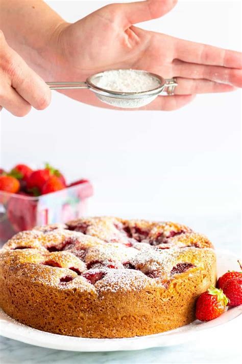 Easy Strawberry Cake Recipe