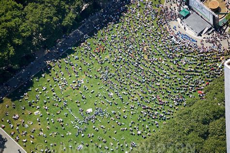 Summer concert series at Bryant Park in Midtown Manhattan on a summer afternoon. - Stock Image ...