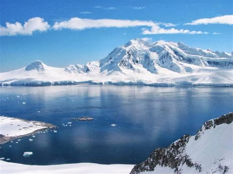 Gunung es adalah suatu bongkahan besar es air tawar yang telah terpecah dari gletser atau ice ...