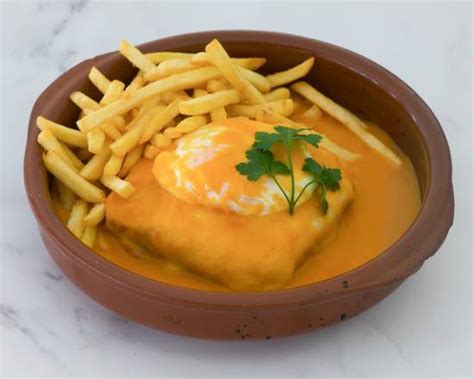 01 | FRANCESINHA VEGETARIANA [Sandwich made with, vegetables, seitan and vegetable chorizo ...