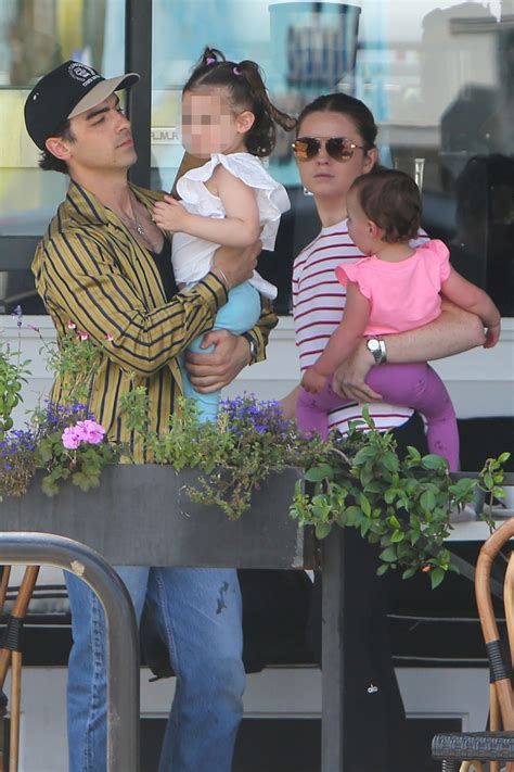 Joe Jonas ditches wedding ring, dines with daughters after filing for ...