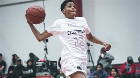 High School - Shaqir O'Neal (15 ans) pose son premier dunk en match