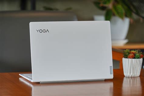 [Review] Lenovo Yoga Slim 7i Carbon, Ringan di Bawah 1 Kg