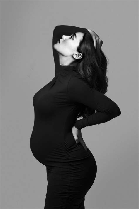 Studio Maternity Shoot, Maternity Poses, Stylish Maternity, Maternity Fashion, Indoor Maternity ...