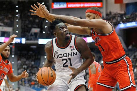 UConn men's basketball team falls for fourth time in last five games ...