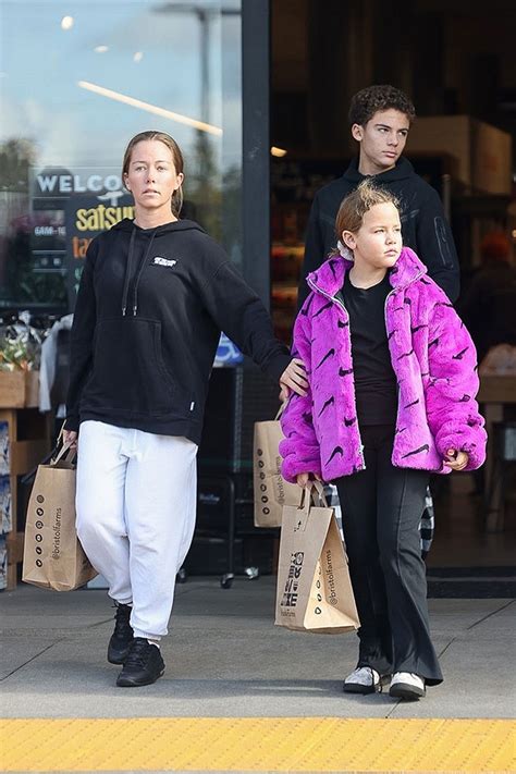 Kendra Wilkinson & Kids Go On Grocery Outing in Los Angeles: Photos – Hollywood Life