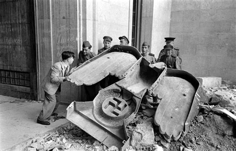 Adolf Hitler's Bunker and the Ruins of Berlin: Photos From 1945