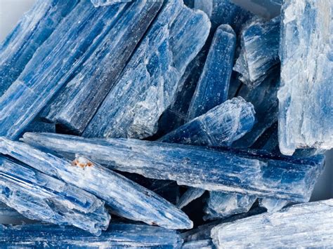 The Enchanting World of Kyanite: Meaning, Uses & Benefits