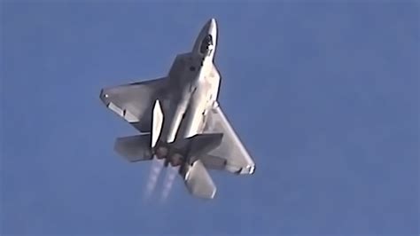 F-22 Raptor • Air Maneuverability Demonstration - YouTube