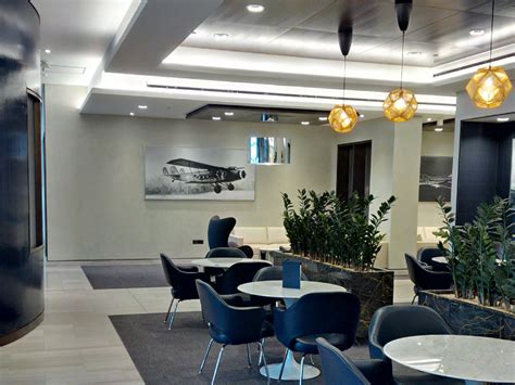 United Airlines First Class Lounge - SKYTRAX