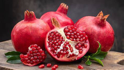 Benefits of pomegranate for weight loss and glowing skin | HealthShots