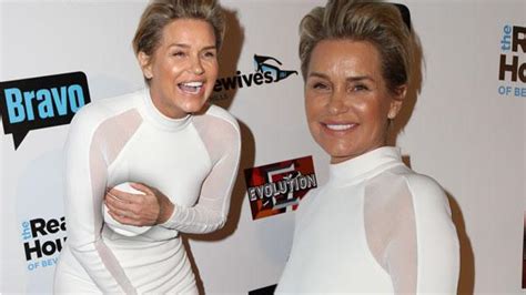 Ringless Yolanda Foster Laughs And Smiles At RHOBH's Season 6 Premiere ...