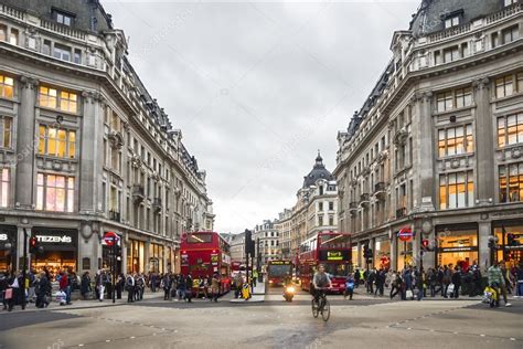 Oxford Street, shopping time – Stock Editorial Photo © elenaburn #26296747