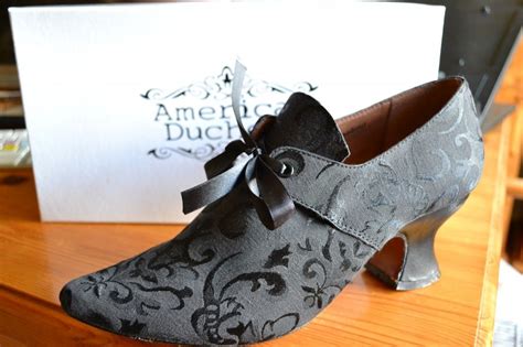 Photo: Andrea Zuvich - black Pompadours (http://www.american-duchess.com/shoes-18th-century ...