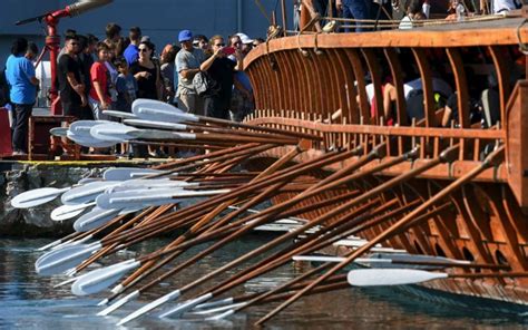 Modern-day visitors turn oarsmen on trireme replica | Multimedia | ekathimerini.com