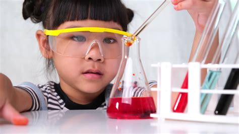 Children are learning and doing science experiments in the classroom ...