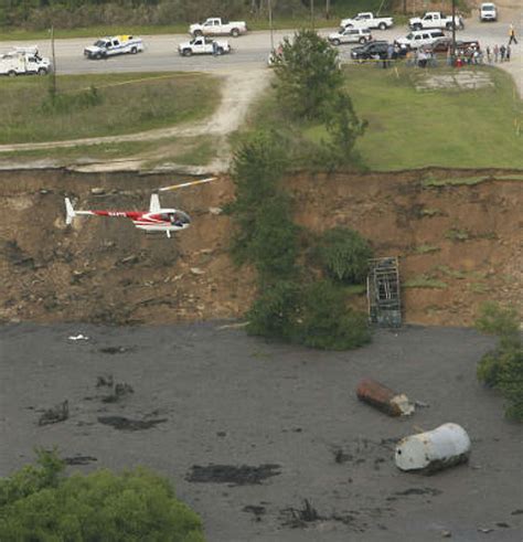 As Daisetta sinkhole grows, so does town's anxiety