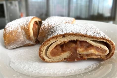 Apfelstrudel mit Low Carb Strudelteig | Rezept | Lebensmittel essen, Strudelteig, Low carb essen