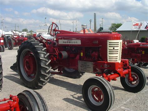 Pin by GINDA ATWAL on Farm paintings | Farmall tractors, International harvester tractors, Farmall