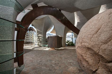 Joshua Tree House perfectly becomes part of the landscape with its rugged shell in California desert