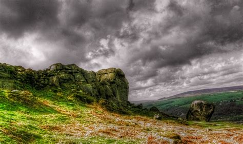 Cow and Calf Rocks Ilkley Moor West Yorkshire England | HDR creme