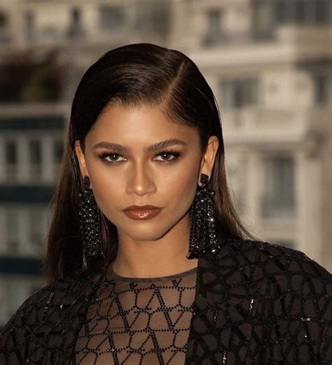 Zendaya’s makeup | Sultry makeup, Dark eye makeup, Deep autumn makeup