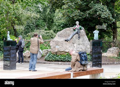 Oscar Wilde statue, Merrion Square, Dublin, Ireland Stock Photo - Alamy