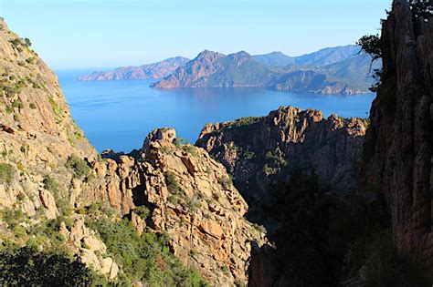 Les Calanche de Piana en Corse sont une magnifique région de falaises ...