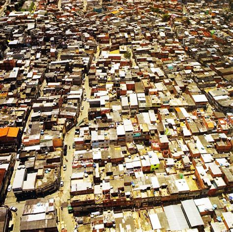 São Paulo, The Challenge of the Favelas. A cidade informal no século 21 ...