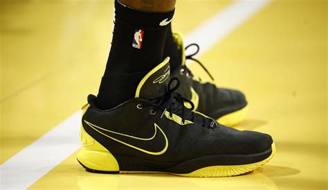 LeBron James Wears Player-Exclusive Nike LeBron 21 ‘Oregon Ducks' in Win Over Phoenix Suns