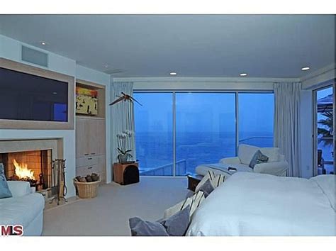 Jim Carrey Sells Malibu Home for $13.4 Million