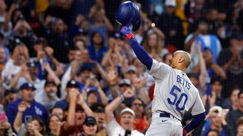 Dodgers' Mookie Betts receives standing ovation upon Fenway Park return ...