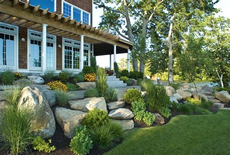 10 Stunning River Rock Front Yard Landscaping Ideas