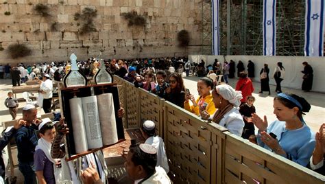 Jewish prayer at Western Wall ready to go co-ed?