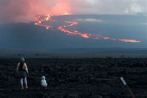 Hawaii’s Mauna Loa and Kilauea volcanoes keep spewing lava with no end ...