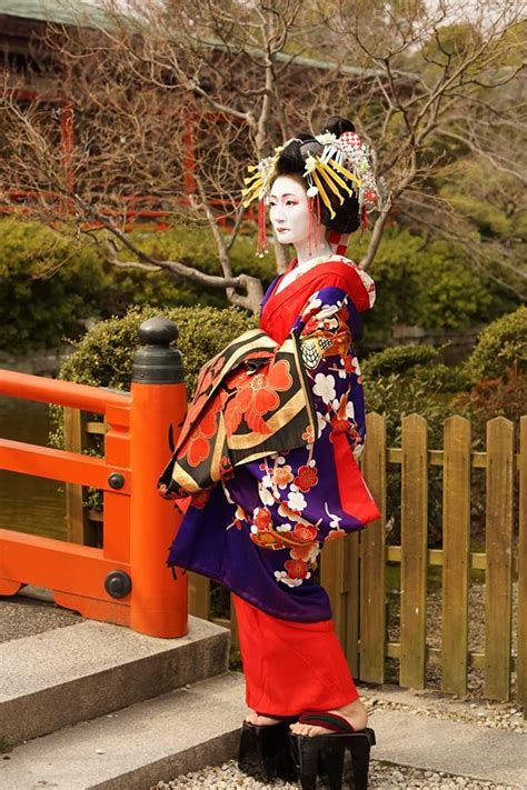 A woman dressed as an oiran at kimono photography experience. | Kimono, Kimonos, Tradiciones