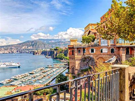 How to Get from Naples to Sorrento | ItaliaRail.com