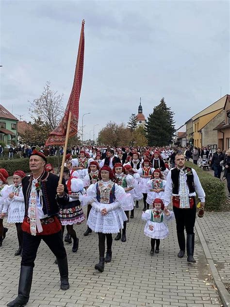 Fotogalerie: Tradiční hody s věncem a káčerem zažili lidé o víkendu ve ...