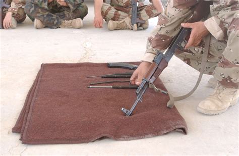 DVIDS - Images - Iraqi soldiers receive weapons training [Image 14 of 51]