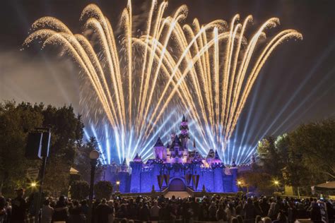 PHOTOS, FULL SHOW VIDEO: ‘Believe… in Holiday Magic’ Fireworks ...