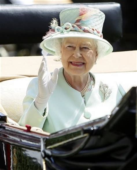 Her Majesty Queen Elizabeth II Unveils the Yates Statue At Royal Ascot 2011 – The Royal ...