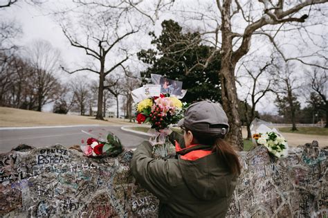 Fans Mourn Lisa Marie Presley, Daughter of the King, at Graceland - The ...