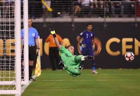 Colombia Moves On in Shootout - NYTimes.com